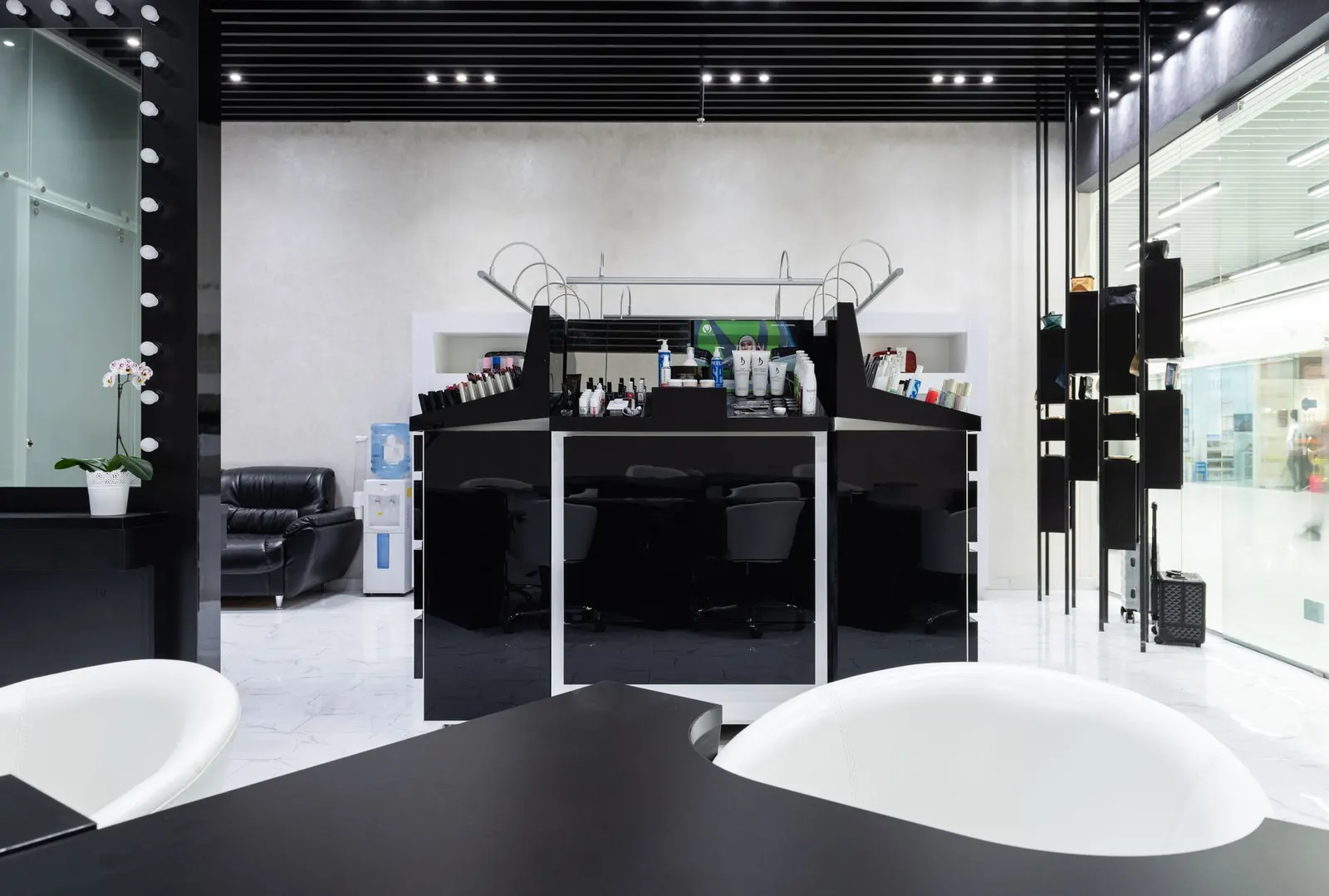 Espace du salon avec mobilier élégant et éclairage soigné