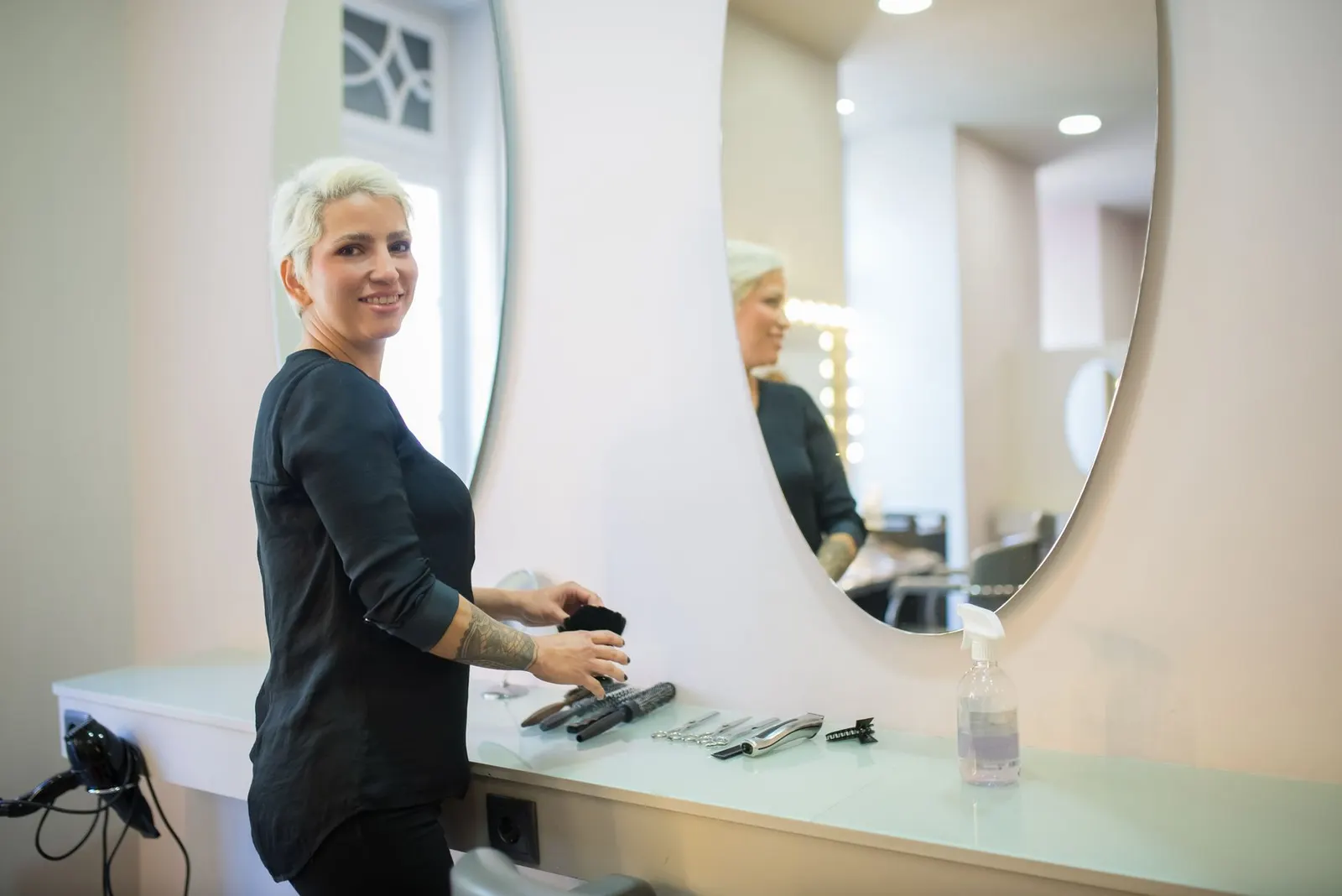 Fauteuils en cuir avec bacs de lavage dans le salon lumineux